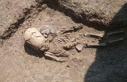 Археологи обнаружили в крыму захоронение младенца ii века с деформированным черепом