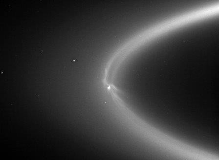 Астрономы раскрыли тайну водных «рек» в кольцах сатурна