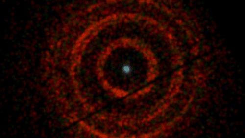 Черная дыра-монстр испускает кольца рентгеновского излучения