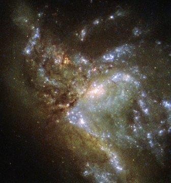 «Хаббл» обнаружил новорождённую галактику в созвездии геркулеса