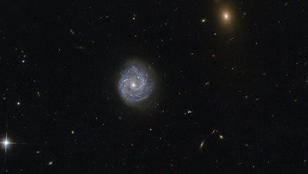 «Хаббл» получил фотографии черной дыры, нарушающей законы физики