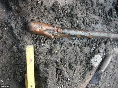 Неандертальцы могли использовать огонь при изготовлении деревянных орудий