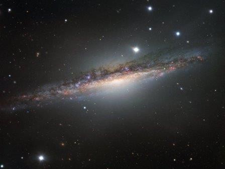 Очень большой телескоп сфотографировал галактику в профиль