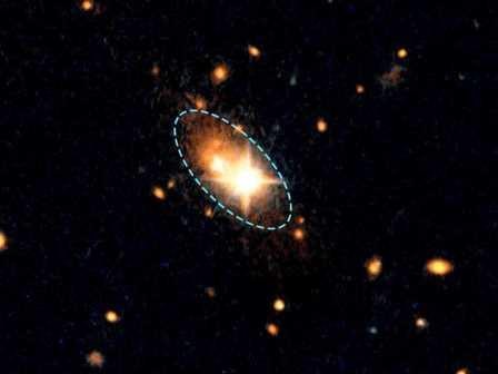 Сверхмассивную черную дыру выбросило из центра ее галактики