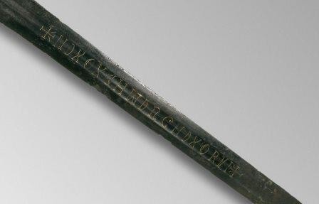 Ученых поставила в тупик загадочная надпись на средневековом мече