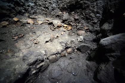 В мехико откопали стену из человеческих черепов