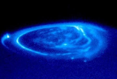 Вулканы спутника ио зажигают полярные сияния над юпитером