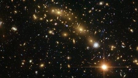 Загадочные «цепи» галактик существуют уже 10 миллиардов лет